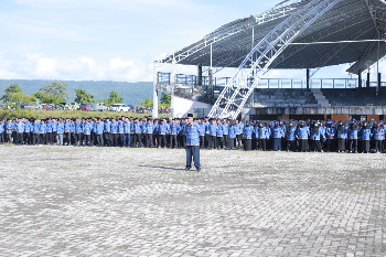 Pemerintah Kabupaten Buton menyelenggarakan upacara peringatan Hari Pendidikan Nasional (Hardiknas) Tahun 2026 yang berlangsung khidmat di Lapangan Upacara Perkantoran Takawa, Senin (4/5/2026) pagi. (Foto: Agung - Kominfo)