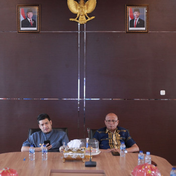 Bupati Buton Alvin Akawijaya Putra, S.H., menegaskan komitmennya dalam menjalankan roda pemerintahan yang bersih dan transparan. Hal tersebut disampaikan saat mengikuti Live Talk Show Pencegahan Korupsi bagi Pimpinan Daerah Tahun 2026 yang diselenggarakan oleh BPSDM Kementerian Dalam Negeri (Kemendagri), Kamis (16/04/2026). (Foto: Agung - Kominfo)