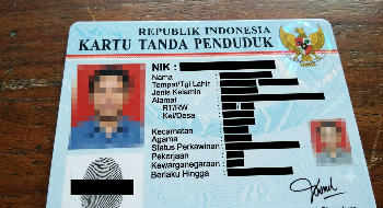 Kenapa Foto KTP Ada yang Berlatar Merah dan Biru? Ini Penjelasan Dukcapil
