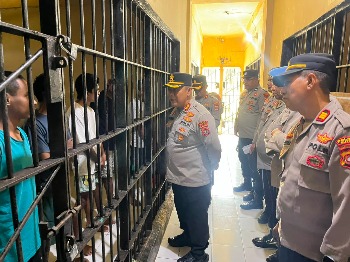 Pastikan Tak Ada Celah Keamanan, Kapolres Buton Periksa Ruang Tahanan