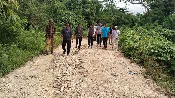 Wakil Bupati Buton Syarifudin Saafa, S.T., melakukan peninjauan langsung kondisi infrastruktur jalan menuju Desa Labuandiri, Kecamatan Siotapina, yang mengalami kerusakan cukup parah, Minggu, 17/05/2026 (Foto: La Ampi - Takawa ID)