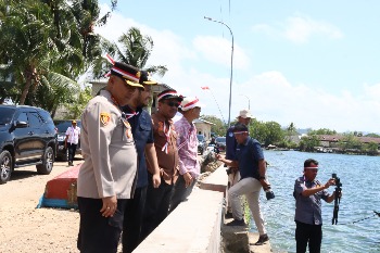 Pastikan Warga Pesisir Aman, Kapolres dan Bupati Buton Sambangi Kampung Nelayan