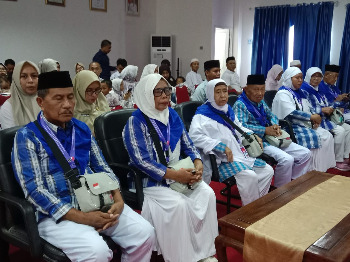 Wakil Bupati Buton Lepas 11 Jemaah Calon Haji, Tekankan Fokus Ibadah dan Jaga Kesehatan